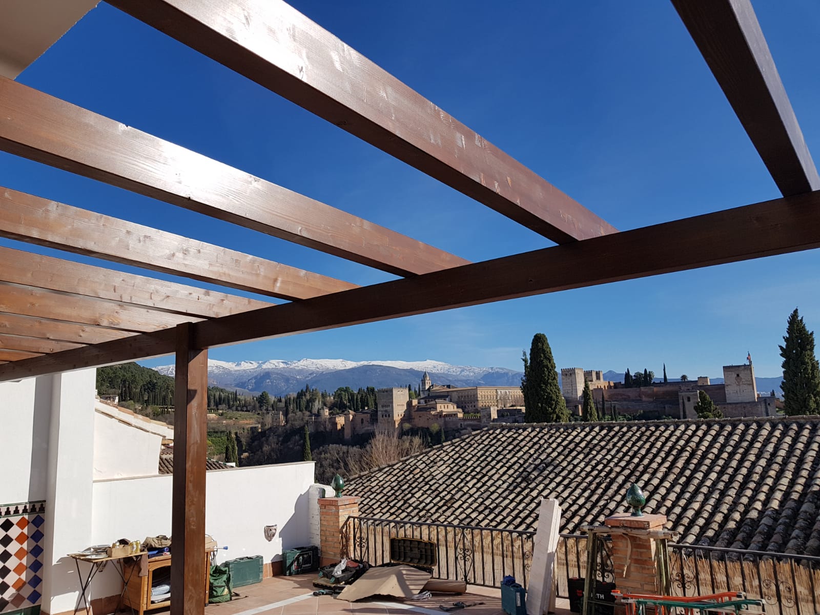 Montaje de madera en Granada con vistas a la Alhambra