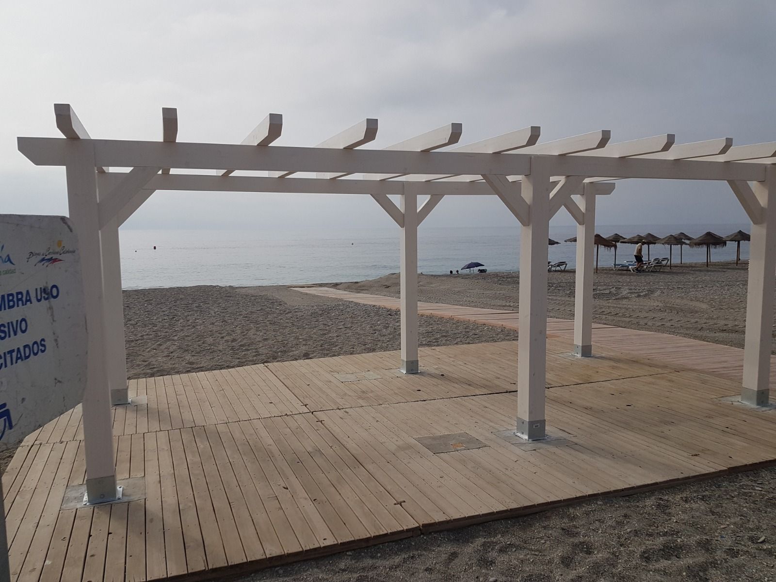 Pérgola de madera en la playa de Calahonda, Granada
