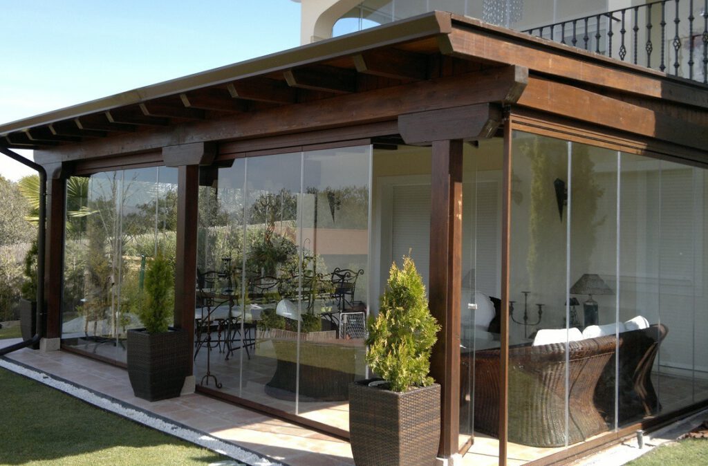 Porche de madera con cortinas de cristal
