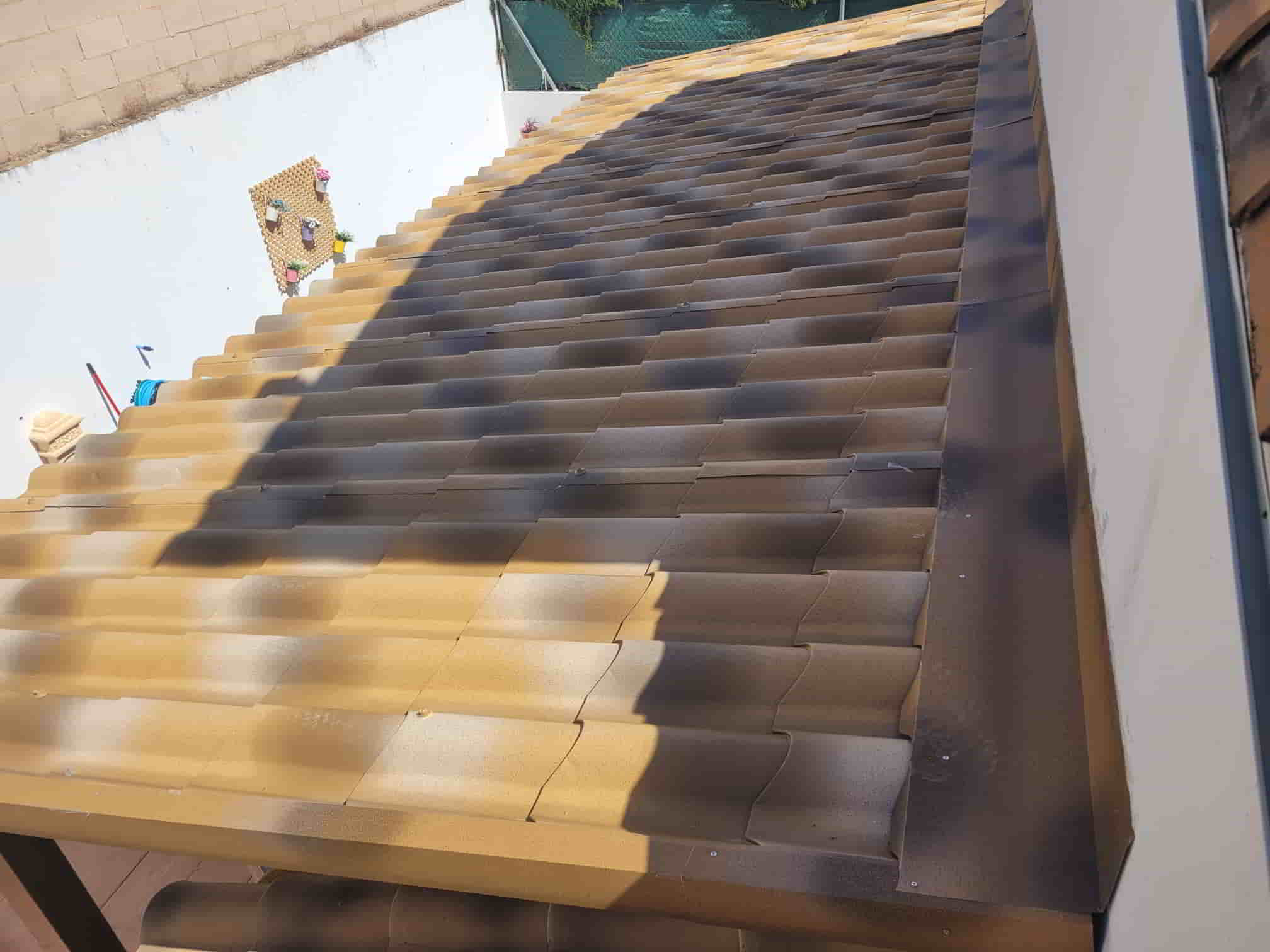 Techo con panel sándwich imitación teja en Granada