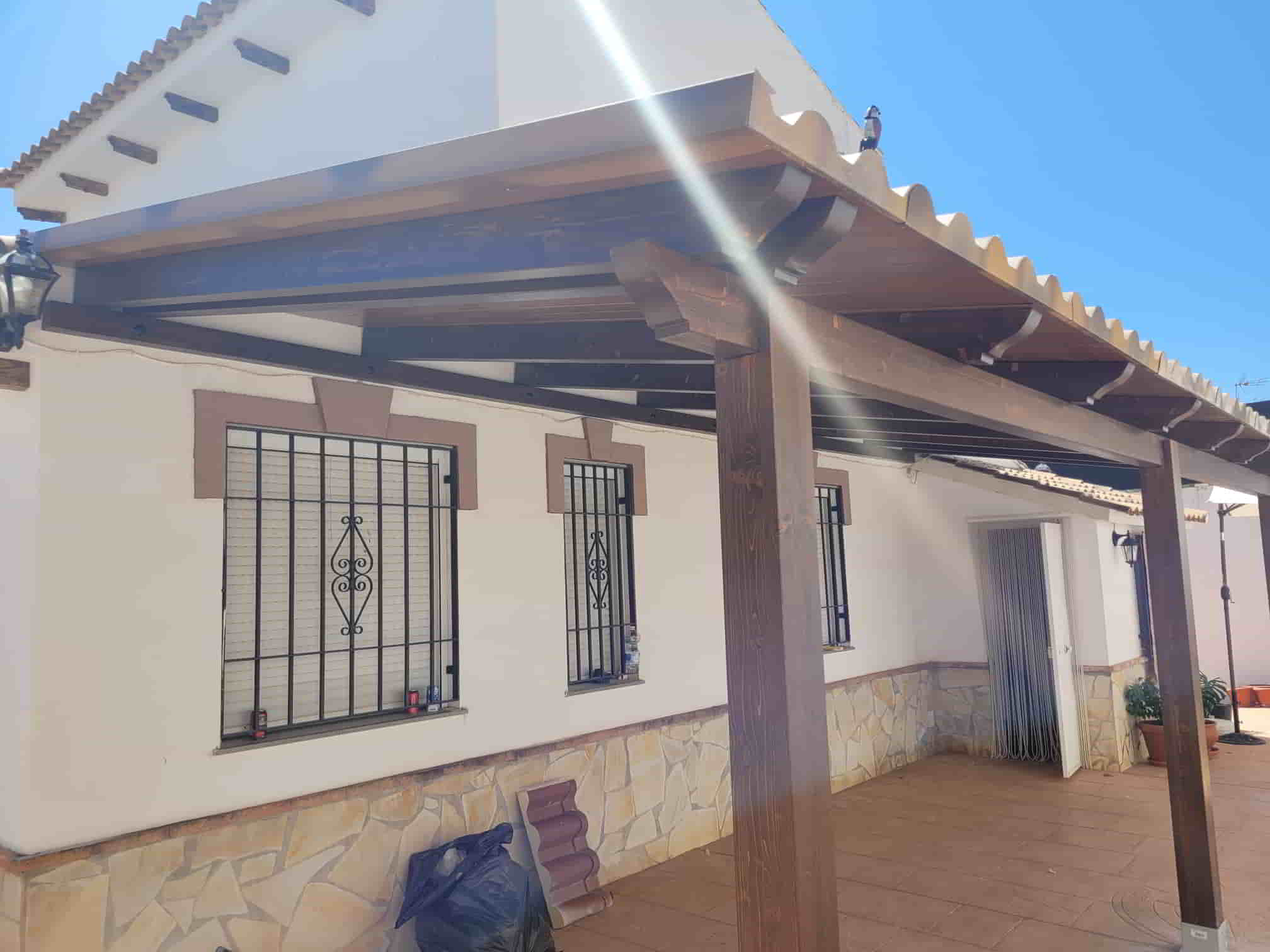 Porche de madera con panel sandwich en Granada