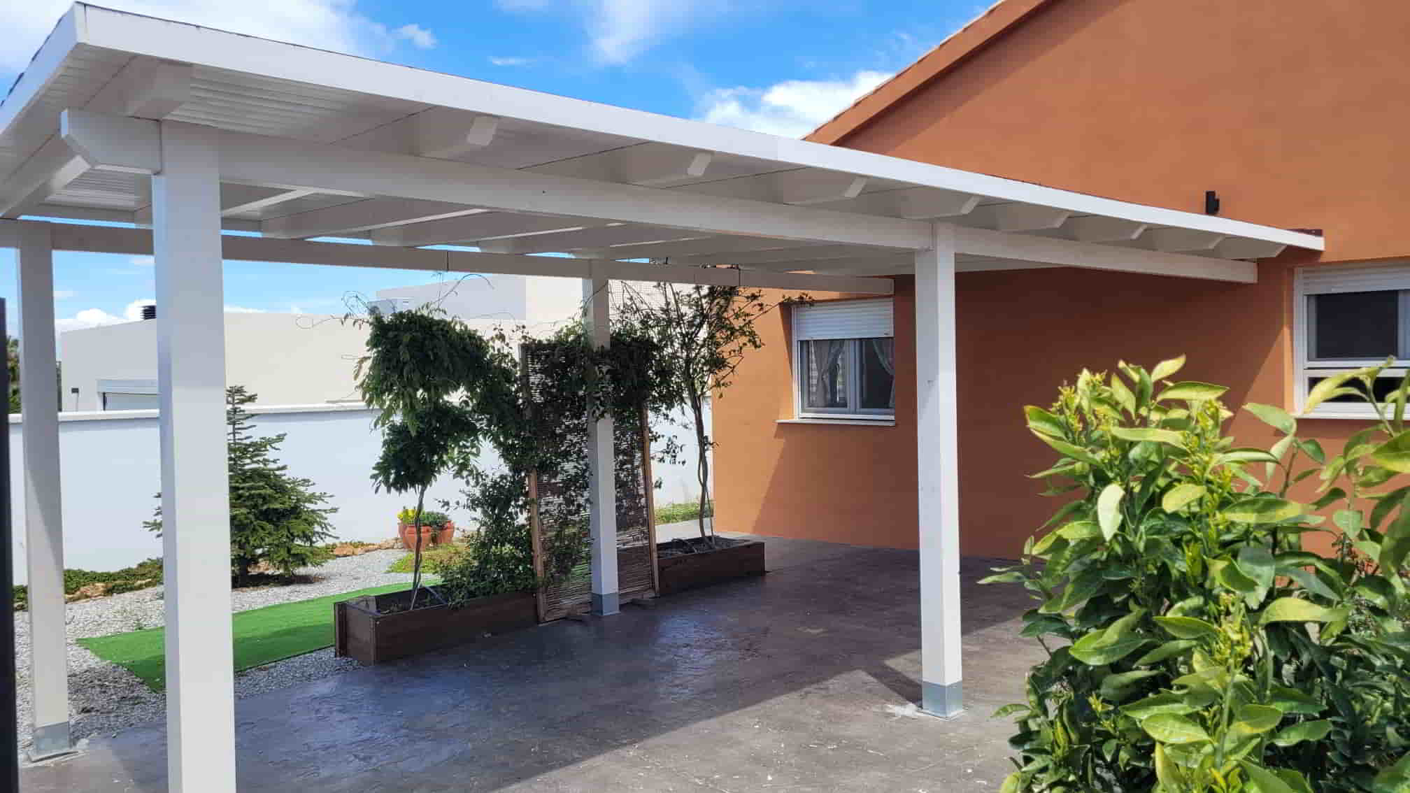 Porche color blanco en Padul