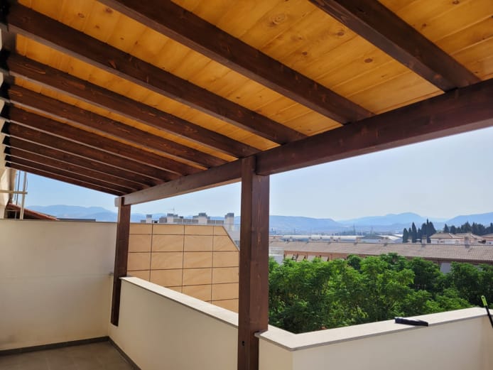 porche 2 prcche de madera en un atico en Granada